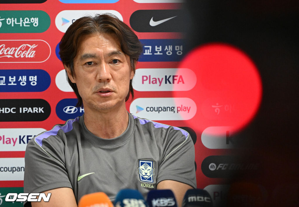홍명보 감독이 이끄는 대한민국 축구국가대표팀이 26일(한국시각) 멕시코 과달라하라 인근 사포판의 치바스 베르데 바예에서 훈련을 진행했다.대한민국은 1승 2패(승점 3)로 조 3위에 머물렀다. 자력으로 32강에 오를 기회를 놓쳤고, 이제는 다른 조 경기 결과를 기다려야 하는 처지가 됐다.훈련에 앞서 대한민국 홍명보 감독이 인터뷰를 하고 있다. 2026.06.26 /sunday@osen.co.kr