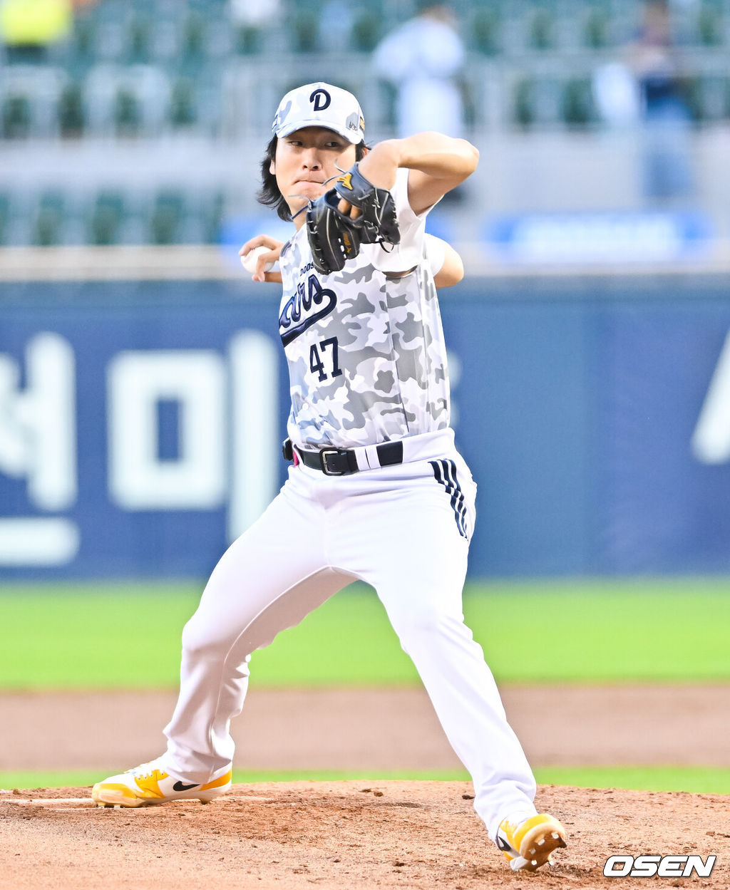 26일 오후 서울 잠실구장에서 2026 신한 SOL Bank KBO리그 두산 베어스와 KIA 타이거즈의 경기가 진행됐다. 이날 경기에 두산은 곽빈(5승 3패)을, KIA는 황동하(6승 1패)를 선발투수로 내세웠다.2회초 두산 선발투수 곽빈이 역투하고 있다.    2026.06.26 / soul1014@osen.co.kr