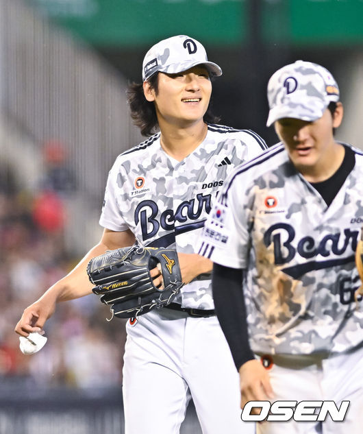 [OSEN=잠실, 박준형 기자] 26일 오후 서울 잠실구장에서 2026 신한 SOL Bank KBO리그 두산 베어스와 KIA 타이거즈의 경기가 진행됐다. 이날 경기에 두산은 곽빈(5승 3패)을, KIA는 황동하(6승 1패)를 선발투수로 내세웠다.5회초 실점 위기를 막아낸 두산 곽빈 선발투수가 미소 짓고 있다.     2026.06.26&nbsp;/ soul1014@osen.co.kr