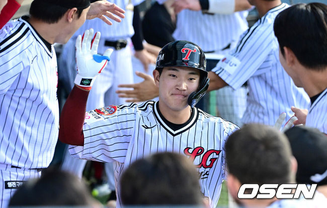 [OSEN=잠실, 최규한 기자] 21일 서울 잠실야구장에서 ‘2026 신한 SOL Bank KBO리그’ LG 트윈스와 두산 베어스의 경기가 열렸다.홈팀 LG는 라클란 웰스, 두산은 잭 로그를 선발로 내세웠다.5회말 2사 1루 상황 LG 문정빈이 달아나는 중월 투런포를 날리고 홈을 밟은 뒤 더그아웃 동료들과 인사를 나누고 있다. 2026.06.21 / dreamer@osen.co.kr