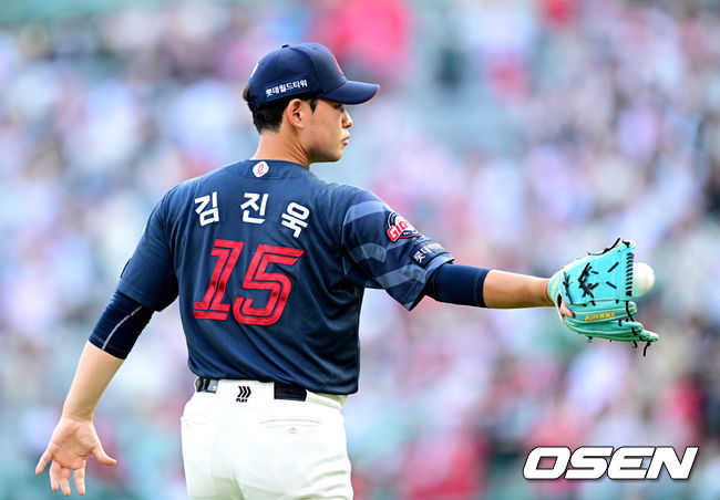 [OSEN=인천, 최규한 기자] 16일 인천 SSG랜더스필드에서 ‘2026 신한 SOL Bank KBO리그’ SSG 랜더스와 롯데 자이언츠의 경기가 열렸다.홈팀 SSG는 김민준, 방문팀 롯데는 김진욱을 선발로 내세웠다. 1회말 롯데 선발 김진욱이 마운드에 오르고 있다. 2026.06.16 / dreamer@osen.co.kr