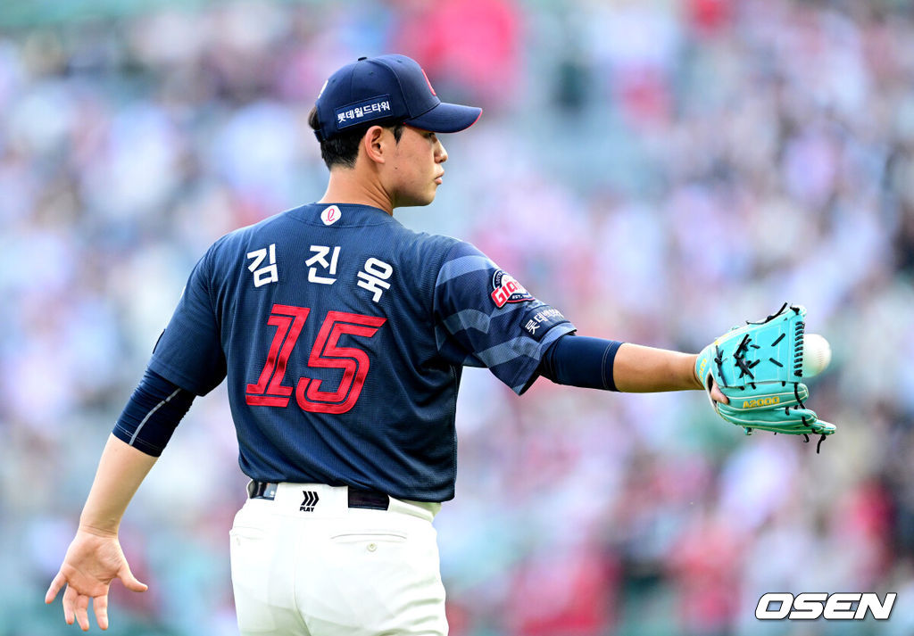 16일 인천 SSG랜더스필드에서 ‘2026 신한 SOL Bank KBO리그’ SSG 랜더스와 롯데 자이언츠의 경기가 열렸다.홈팀 SSG는 김민준, 방문팀 롯데는 김진욱을 선발로 내세웠다. 1회말 롯데 선발 김진욱이 마운드에 오르고 있다. 2026.06.16 / dreamer@osen.co.kr