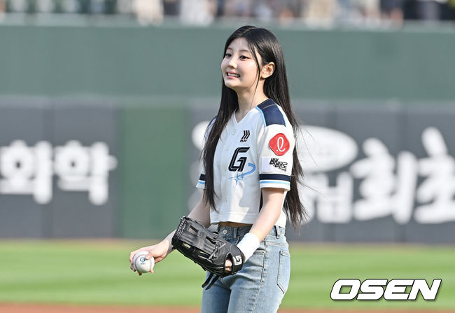 [OSEN=부산, 이석우 기자] 1일 부산 사직야구장에서 2025 신한 SOL 뱅크 KBO 리그 롯데 자이언츠와 SSG 랜더스의 경기가 열렸다. 홈팀 롯데는 이민석이, 방문팀 SSG는 앤더슨이 선발 출전했다.아일릿(ILLIT) 원희가 롯데 자이언츠 승리 기원 시구를 하고 있다. 2025.06.01 / foto0307@osen.co.kr
