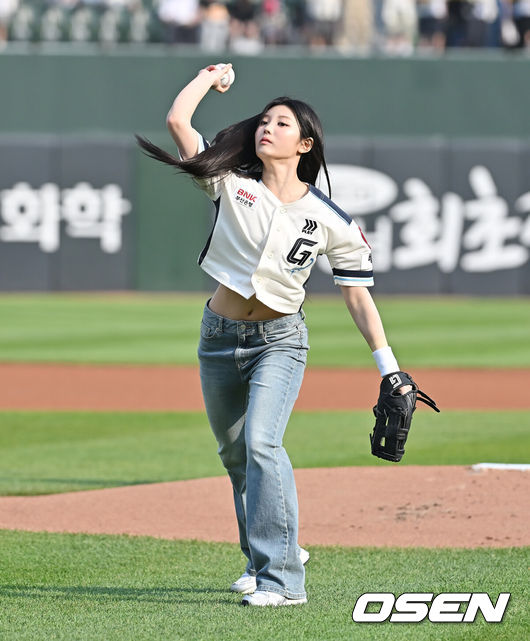 [OSEN=부산, 이석우 기자] 1일 부산 사직야구장에서 2025 신한 SOL 뱅크 KBO 리그 롯데 자이언츠와 SSG 랜더스의 경기가 열렸다. 홈팀 롯데는 이민석이, 방문팀 SSG는 앤더슨이 선발 출전했다.아일릿(ILLIT) 원희가 롯데 자이언츠 승리 기원 시구를 하고 있다. 2025.06.01 / foto0307@osen.co.kr