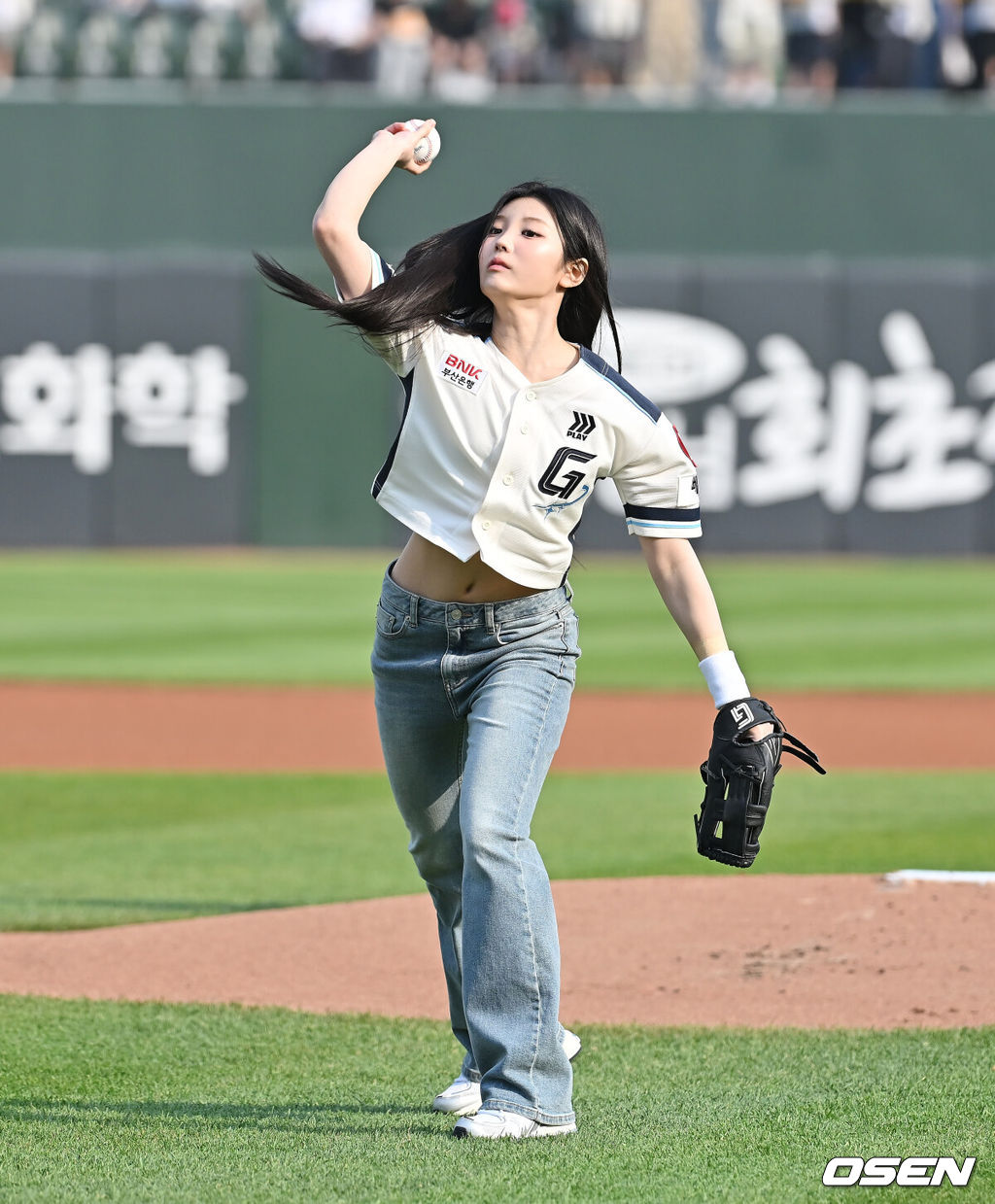 1일 부산 사직야구장에서 2025 신한 SOL 뱅크 KBO 리그 롯데 자이언츠와 SSG 랜더스의 경기가 열렸다. 홈팀 롯데는 이민석이, 방문팀 SSG는 앤더슨이 선발 출전했다.아일릿(ILLIT) 원희가 롯데 자이언츠 승리 기원 시구를 하고 있다. 2025.06.01 / foto0307@osen.co.kr