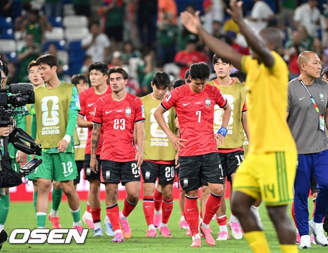 [OSEN=몬테레이(멕시코), 이대선 기자] 홍명보 감독이 이끄는 대한민국 축구대표팀은 25일(이하 한국시간) 오전 10시 멕시코 몬테레이 스타디움에서 개최된 2026 국제축구연맹(FIFA) 북중미 월드컵 조별리그 A조 최종전에서 남아프리카공화국에게 0-1 충격패를 당했다.&nbsp;1승2패가 된 한국은 A조 3위로 밀리며 32강 자력진출에 실패했다. 한국은 나머지 조들의 상황을 따져보고 32강에 진출할 가능성은 남아있다. 1승1무1패의 남아공이 2위로 32강 진출을 확정지었다.&nbsp;경기 종료 후 대한민국 선수들이 패배에 아쉬워하고 있다. 2026.06.25 /sunday@osen.co.kr