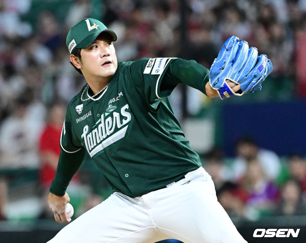 26일 인천 SSG랜더스필드에서 ‘2026 신한 SOL Bank KBO리그’ SSG 랜더스와 한화 이글스의 경기가 열렸다.홈팀 SSG는 토마스 해치, 방문팀 한화는 왕옌청을 선발로 내세웠다.8회초 2사 3루 상황 마운드에 오른 SSG 서진용이 힘차게 공을 뿌리고 있다. 2026.06.26 / dreamer@osen.co.kr