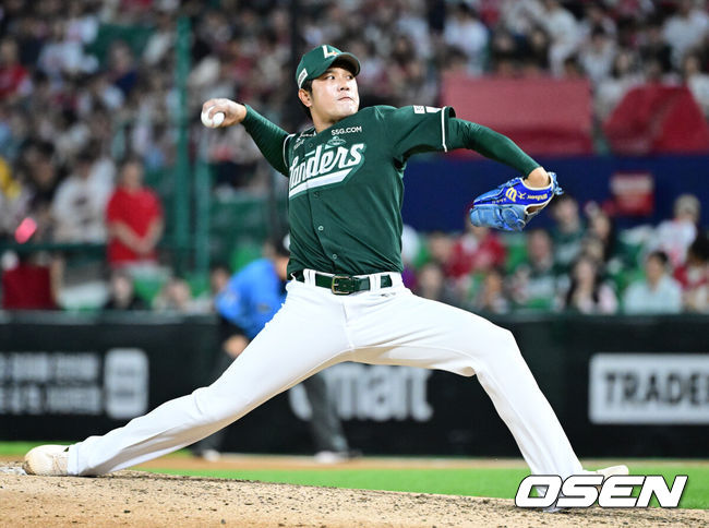 [OSEN=인천, 최규한 기자] 26일 인천 SSG랜더스필드에서 ‘2026 신한 SOL Bank KBO리그’ SSG 랜더스와 한화 이글스의 경기가 열렸다.홈팀 SSG는 토마스 해치, 방문팀 한화는 왕옌청을 선발로 내세웠다.8회초 2사 3루 상황 마운드에 오른 SSG 서진용이 힘차게 공을 뿌리고 있다. 2026.06.26 / dreamer@osen.co.kr