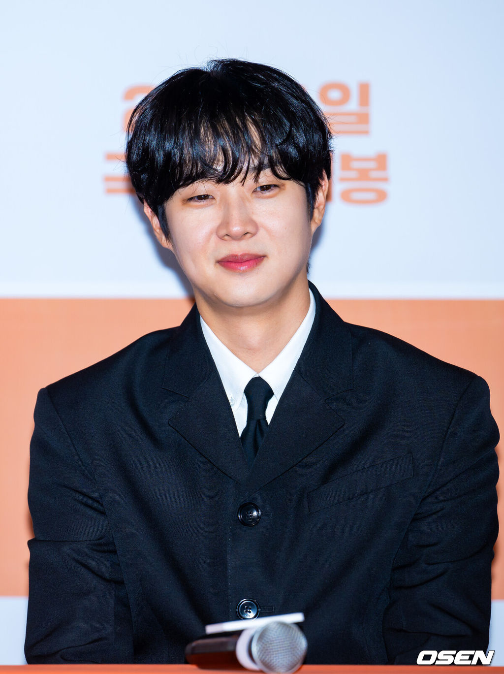 29일 오후 서울 용산 CGV용산아이파크몰에서 영화 '넘버원' 언론시사회 및 기자간담회가 열렸다.영화 '넘버원'은 김태용 감독이 연출한 휴먼 드라마다. 어느 날부터 엄마의 음식을 먹을 때마다 숫자가 줄어들어 보이기 시작한 아들이 중요한 사실을 알게 되면서 벌어지는 이야기를 담았다.배우 최우식이 기자간담회에서 미소 짓고 있다. 2026.01.29 / rumi@osen.co.kr