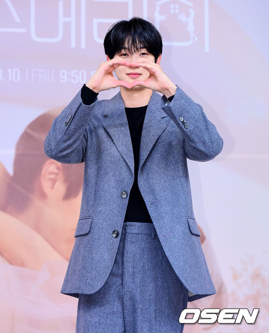 [OSEN=지형준 기자] 10일 오후 서울 양천구 목동 SBS에서 SBS 새 금토드라마 ‘우주메리미’ 제작발표회가 열렸다.‘우주메리미’는 최고급 신혼집 경품을 사수하려는 두 남녀의 달달살벌한 90일간의 위장 신혼기로, 믿고 보는 배우 최우식(김우주 역)과 로코 여신 정소민(유메리 역)이 만나 탄탄한 연기 시너지를 발휘할 작품으로 기대감을 높이고 있다.배우 최우식이 포토타임을 하고 있다. 2025.10.10 /jpnews@osen.co.kr