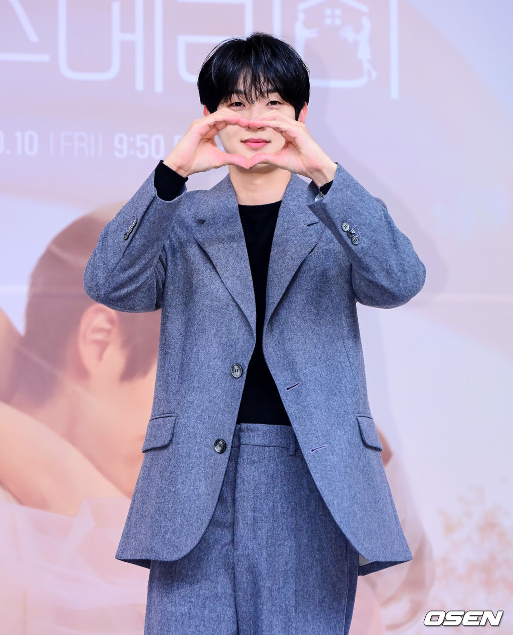 10일 오후 서울 양천구 목동 SBS에서 SBS 새 금토드라마 ‘우주메리미’ 제작발표회가 열렸다.‘우주메리미’는 최고급 신혼집 경품을 사수하려는 두 남녀의 달달살벌한 90일간의 위장 신혼기로, 믿고 보는 배우 최우식(김우주 역)과 로코 여신 정소민(유메리 역)이 만나 탄탄한 연기 시너지를 발휘할 작품으로 기대감을 높이고 있다.배우 최우식이 포토타임을 하고 있다. 2025.10.10 /jpnews@osen.co.kr