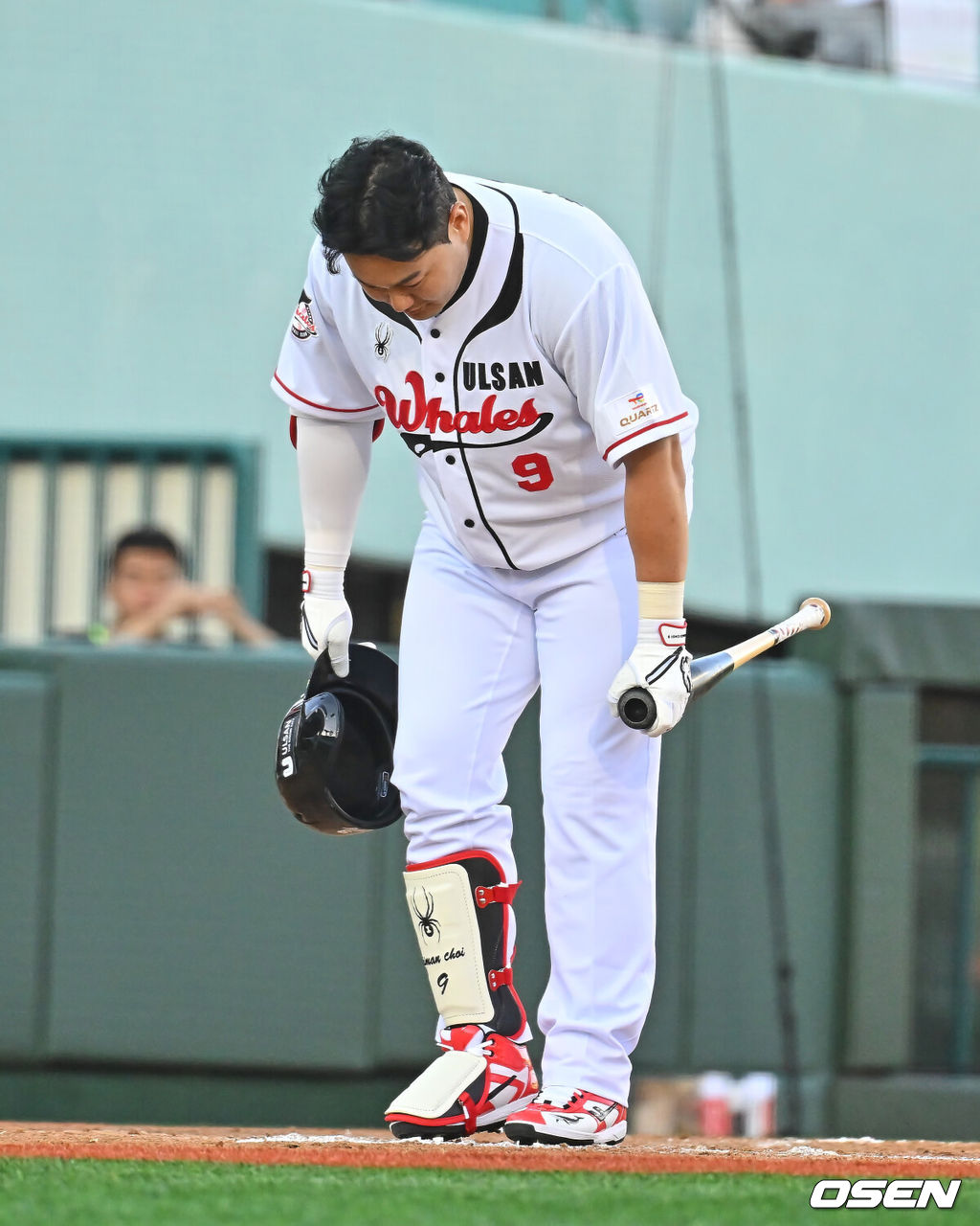 27일 울산 문수야구장에서 2026 메디힐 KBO 퓨처스리그 울산 웨일즈와 롯데 자이언츠의 경기가 열렸다. 울산은 나가가 선발로, 롯데는 박세진이 선발출전했다.울산 웨일즈 최지만이 7회말 1사 3루 대타로 출전해 울산 팬들에게 인사를 하고 있다. 2026.06.27 / foto0307@osen.co.kr