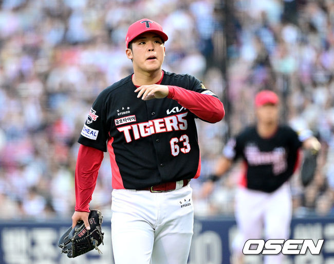 [OSEN=잠실, 최규한 기자] 25일 서울 잠실야구장에서 ‘2026 신한 SOL Bank KBO리그’ 두산 베어스와 KIA 타이거즈의 경기가 열렸다. 5회말 두산 공격을 무실점으로 막아낸 KIA 선발 시라카와 케이쇼가 더그아웃으로 향하고 있다. 2026.06.27 / dreamer@osen.co.kr