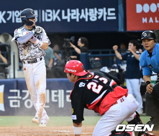 [OSEN=잠실, 최규한 기자] 27일 서울 잠실야구장에서 ‘2026 신한 SOL Bank KBO리그’ 두산 베어스와 KIA 타이거즈의 경기가 열렸다. 8회말 1사 1, 2루 상황 두산 안재석의 다시 앞서가는 1타점 적시타 때 2루 주자 조수행이 홈까지 쇄도해 세이프된 뒤 기뻐하고 있다. 2026.06.27 / dreamer@osen.co.kr