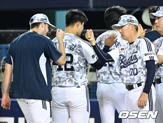 [OSEN=잠실, 최규한 기자] 프로야구 두산 베어스가 4연승에 성공했다. 두산은 27일 잠실구장에서 열린 2026 신한 SOL KBO리그 KIA 타이거즈와 홈경기에서 8-1 완승을 거뒀다. 선발 등판한 잭로그가 7⅓이닝 동안 3피안타 4탈삼진 1실점으로 역투를 펼쳤고, 타선은 8회 7점을 뽑아내며 승리에 쐐기를 박았다. 경기를 마치고 승리한 두산 김원형 감독과 선발 잭로그가 인사를 나누고 있다. 2026.06.27 / dreamer@osen.co.kr