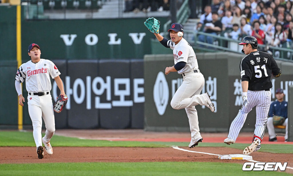 28일 부산 사직야구장에서 2026 신한 SOL KBO 리그 롯데 자이언츠와 LG 트윈스의 경기가 열렸다. 롯데 자이언츠 김진욱이 1회초 LG 트윈스 홍창기의 1루수 앞 땅볼때 1루수 나승엽의 송구 실책에 깜짝 놀라고 있다. 2026.05.28 / foto0307@osen.co.kr
