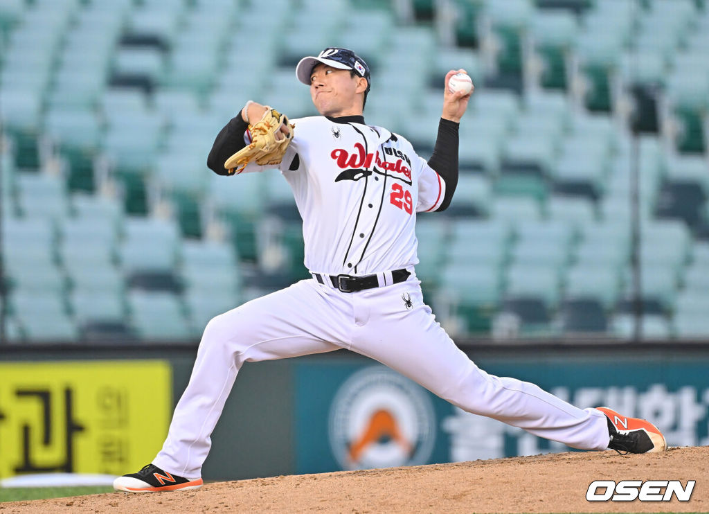 27일 울산 문수야구장에서 2026 메디힐 KBO 퓨처스리그 울산 웨일즈와 롯데 자이언츠의 경기가 열렸다. 울산은 나가가 선발로, 롯데는 박세진이 선발출전했다.울산 웨일즈 고효준이 역투하고 있다. 2026.06.27 / foto0307@osen.co.kr