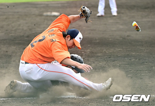 [OSEN=오키나와(일본), 최규한 기자] 프로야구 한화 이글스가 22일 일본 오키나와 이토만 니시자키 야구장에서 일본 프로야구 지바롯데와 연습경기를 치렀다. 5회말 지바롯데 마츠이시의 3루타 때 한화 3루수 정민규가 포구 중 주자와 충돌하고 있다. 2026.02.22 / dreamer@osen.co.kr