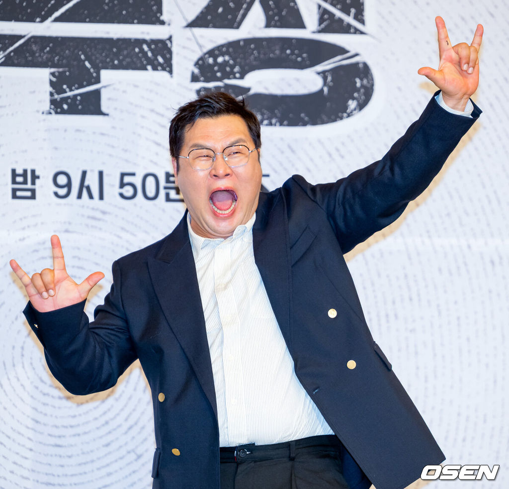 25일 오후 서울 양천구 목동 SBS 방송센터 SBS홀에서 SBS 새 금토드라마 '김부장' 제작발표회가 열렸다.오는 26일 첫 방송 되는 ‘김부장’은 세상 가장 평범한 아빠가 하나뿐인 딸을 되찾기 위해 세상에서 가장 위험한 남자가 돼 싸우는 복수 액션극이다. 소지섭, 최대훈, 윤경호, 손나은, 김성규 등 화려한 출연진으로 관심을 모으고 있다.배우 윤경호가 포즈를 취하고 있다. 2026.06.25 / rumi@osen.co.kr