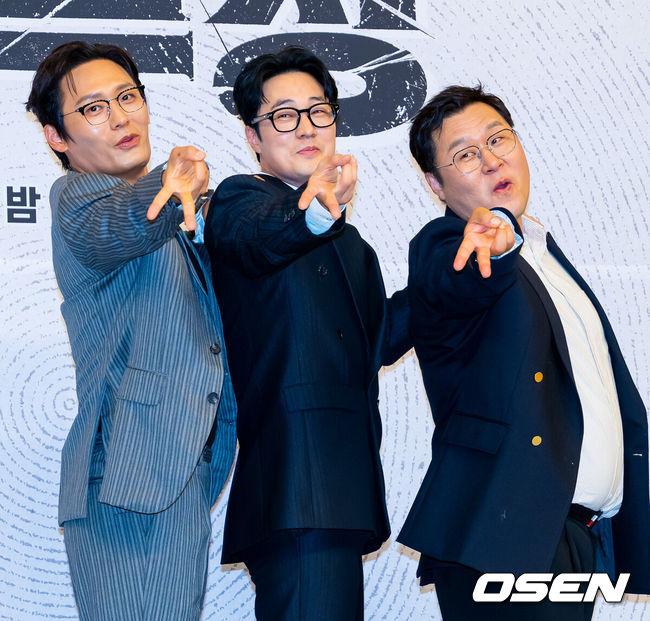 [OSEN=민경훈 기자] 25일 오후 서울 양천구 목동 SBS 방송센터 SBS홀에서 SBS 새 금토드라마 '김부장' 제작발표회가 열렸다.오는 26일 첫 방송 되는 ‘김부장’은 세상 가장 평범한 아빠가 하나뿐인 딸을 되찾기 위해 세상에서 가장 위험한 남자가 돼 싸우는 복수 액션극이다. 소지섭, 최대훈, 윤경호, 손나은, 김성규 등 화려한 출연진으로 관심을 모으고 있다.배우 최대훈, 소지섭, 윤경호가 포즈를 취하고 있다. 2026.06.25 / rumi@osen.co.kr