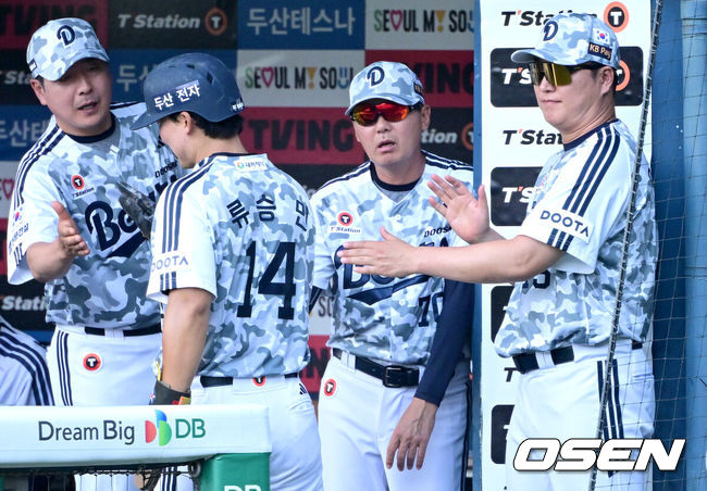 [OSEN=잠실, 최규한 기자] 25일 서울 잠실야구장에서 ‘2026 신한 SOL Bank KBO리그’ 두산 베어스와 KIA 타이거즈의 경기가 열렸다.홈팀 두산은 잭 로그, 방문팀 KIA는 시라카와 케이쇼를 선발로 내세웠다.3회말 2사 2루 상황 두산 박준순의 선제 1타점 2루타 때 홈을 밟은 주자 류승민이 김원형 감독과 인사를 나누고 있다. 2026.06.27 / dreamer@osen.co.kr