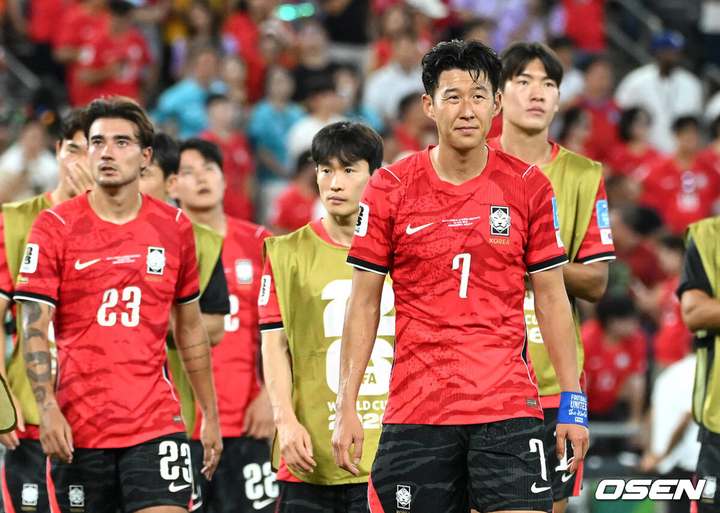 홍명보 감독이 이끄는 대한민국 축구대표팀은 25일(이하 한국시간) 오전 10시 멕시코 몬테레이 스타디움에서 개최된 2026 국제축구연맹(FIFA) 북중미 월드컵 조별리그 A조 최종전에서 남아프리카공화국에게 0-1 충격패를 당했다. 1승2패가 된 한국은 A조 3위로 밀리며 32강 자력진출에 실패했다. 한국은 나머지 조들의 상황을 따져보고 32강에 진출할 가능성은 남아있다.경기 종료 후 대한민국 선수단이 패배에 아쉬워하고 있다. 2026.06.25 /sunday@osen.co.kr