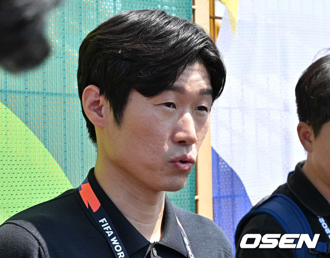 [OSEN=몬테레이(멕시코), 이대선 기자] 24일(한국시간) 멕시코 몬테레이에 위치한 에스타디오 유니버시타리오에서 대한민국 축구 대표팀의 훈련이 진행됐다.대한민국 축구대표팀은 오는 25일 오전 10시 멕시코 몬테레이 스타디움에서 남아프리카공화국을 상대로 2026 국제축구연맹(FIFA) 북중미 월드컵 조별리그 A조 최종 3차전을 치른다. 박지성 해설위원이 인터뷰를 하고 있다. 20206.06.24 /sunday@osen.co.kr