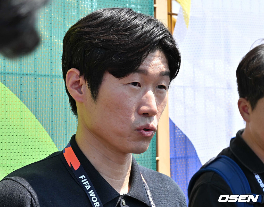 24일(한국시간) 멕시코 몬테레이에 위치한 에스타디오 유니버시타리오에서 대한민국 축구 대표팀의 훈련이 진행됐다.대한민국 축구대표팀은 오는 25일 오전 10시 멕시코 몬테레이 스타디움에서 남아프리카공화국을 상대로 2026 국제축구연맹(FIFA) 북중미 월드컵 조별리그 A조 최종 3차전을 치른다. 박지성 해설위원이 인터뷰를 하고 있다. 20206.06.24 /sunday@osen.co.kr
