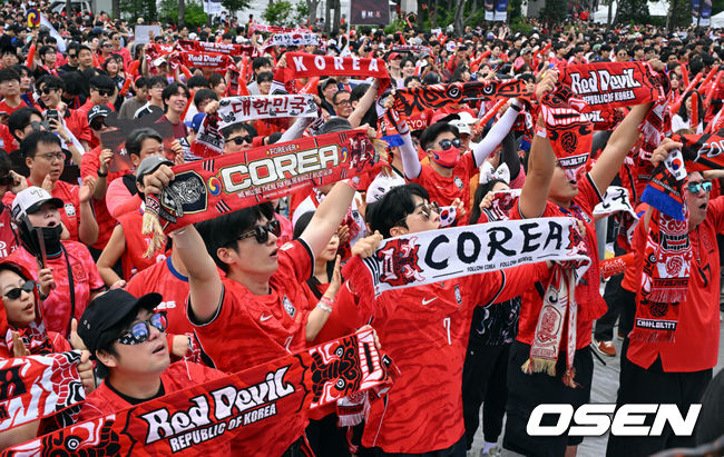 [OSEN=조은정 기자]2026 북중미 월드컵 A조 대한민국과 남아프리카공화국의 조별리그 3차전 거리응원이 25일 오전 서울 광화문 광장에서 열렸다.현재 대한민국은 1승 1패(승점 3)로 조 2위에 올라 있다. 무승부만 거둬도 자력으로 32강 진출이 가능하다. 하지만 대표팀은 경우의 수보다 승리를 목표로 마지막 경기에 나선다.광화문 광장에 모인 시민들이 응원을 하고 있다. 2026.06.25 /cej@osen.co.kr