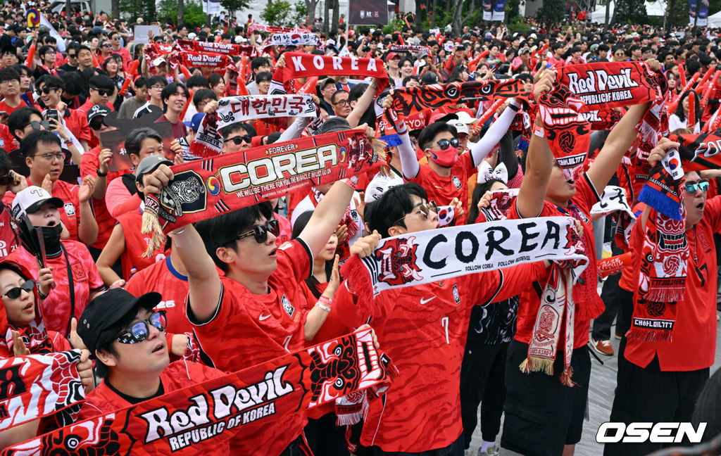 2026 북중미 월드컵 A조 대한민국과 남아프리카공화국의 조별리그 3차전 거리응원이 25일 오전 서울 광화문 광장에서 열렸다.현재 대한민국은 1승 1패(승점 3)로 조 2위에 올라 있다. 무승부만 거둬도 자력으로 32강 진출이 가능하다. 하지만 대표팀은 경우의 수보다 승리를 목표로 마지막 경기에 나선다.광화문 광장에 모인 시민들이 응원을 하고 있다. 2026.06.25 /cej@osen.co.kr