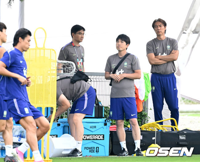 [OSEN=사포판(멕시코), 이대선 기자] 홍명보 감독이 이끄는 대한민국 축구국가대표팀이 26일(한국시각) 멕시코 과달라하라 인근 사포판의 치바스 베르데 바예에서 훈련을 진행했다.대한민국은 1승 2패(승점 3)로 조 3위에 머물렀다. 자력으로 32강에 오를 기회를 놓쳤고, 이제는 다른 조 경기 결과를 기다려야 하는 처지가 됐다.대한민국 홍명보 감독이 훈련을 바라보고 있다. 2026.06.26 /sunday@osen.co.kr