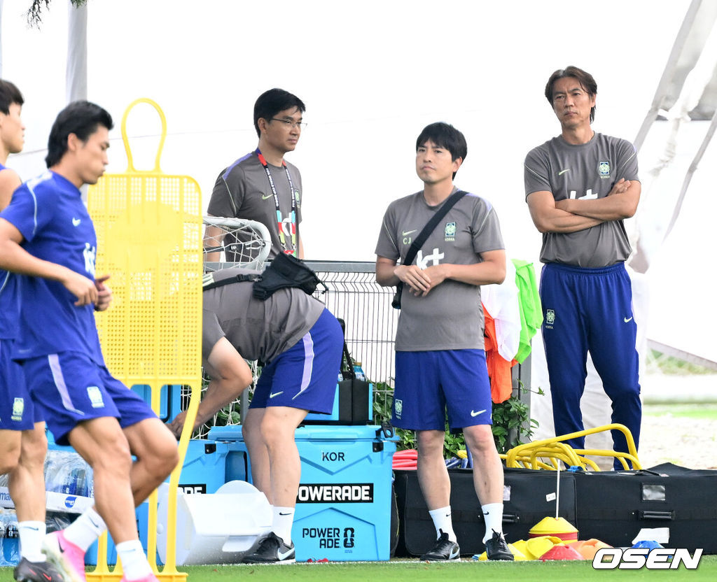 홍명보 감독이 이끄는 대한민국 축구국가대표팀이 26일(한국시각) 멕시코 과달라하라 인근 사포판의 치바스 베르데 바예에서 훈련을 진행했다.대한민국은 1승 2패(승점 3)로 조 3위에 머물렀다. 자력으로 32강에 오를 기회를 놓쳤고, 이제는 다른 조 경기 결과를 기다려야 하는 처지가 됐다.대한민국 홍명보 감독이 훈련을 바라보고 있다. 2026.06.26 /sunday@osen.co.kr