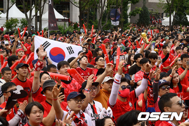 [OSEN=조은정 기자]2026 북중미 월드컵 A조 대한민국과 남아프리카공화국의 조별리그 3차전 거리응원이 25일 오전 서울 광화문 광장에서 열렸다.현재 대한민국은 1승 1패(승점 3)로 조 2위에 올라 있다. 무승부만 거둬도 자력으로 32강 진출이 가능하다. 하지만 대표팀은 경우의 수보다 승리를 목표로 마지막 경기에 나선다.광화문 광장에 모인 시민들이 거리응원을 하고 있다. 2026.06.25 /cej@osen.co.kr
