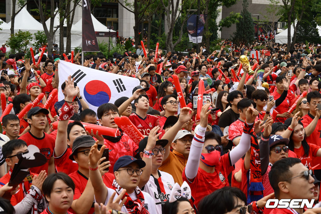 2026 북중미 월드컵 A조 대한민국과 남아프리카공화국의 조별리그 3차전 거리응원이 25일 오전 서울 광화문 광장에서 열렸다.현재 대한민국은 1승 1패(승점 3)로 조 2위에 올라 있다. 무승부만 거둬도 자력으로 32강 진출이 가능하다. 하지만 대표팀은 경우의 수보다 승리를 목표로 마지막 경기에 나선다.광화문 광장에 모인 시민들이 거리응원을 하고 있다. 2026.06.25 /cej@osen.co.kr