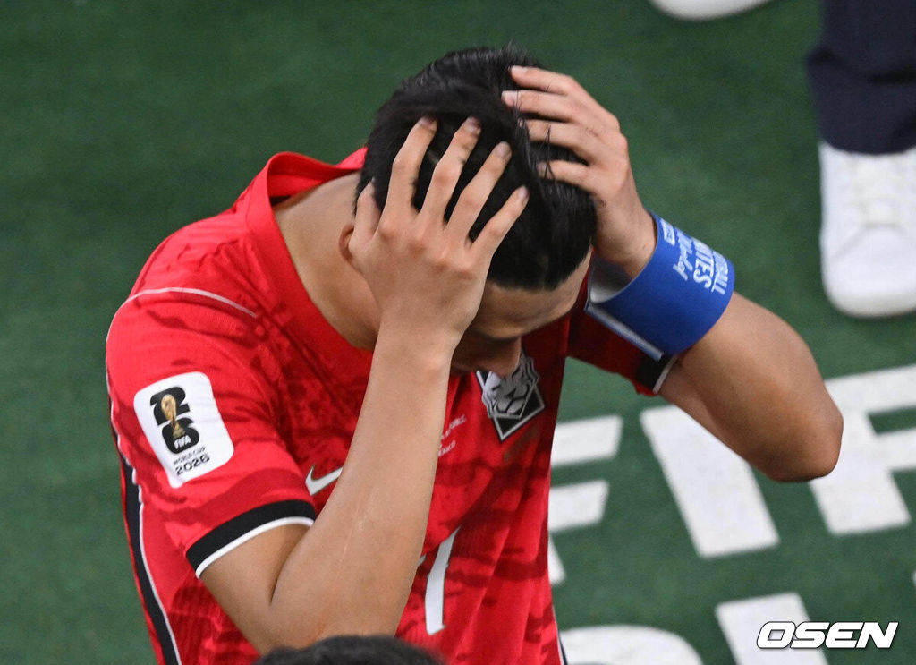 홍명보 감독이 이끄는 대한민국 축구대표팀은 25일(이하 한국시간) 오전 10시 멕시코 몬테레이 스타디움에서 개최된 2026 국제축구연맹(FIFA) 북중미 월드컵 조별리그 A조 최종전에서 남아프리카공화국에게 0-1 충격패를 당했다. 1승2패가 된 한국은 A조 3위로 밀리며 32강 자력진출에 실패했다. 한국은 나머지 조들의 상황을 따져보고 32강에 진출할 가능성은 남아있다.경기 종료 후 대한민국 손흥민이 그라운드를 나가고 있다. 2026.06.25 /sunday@osen.co.kr