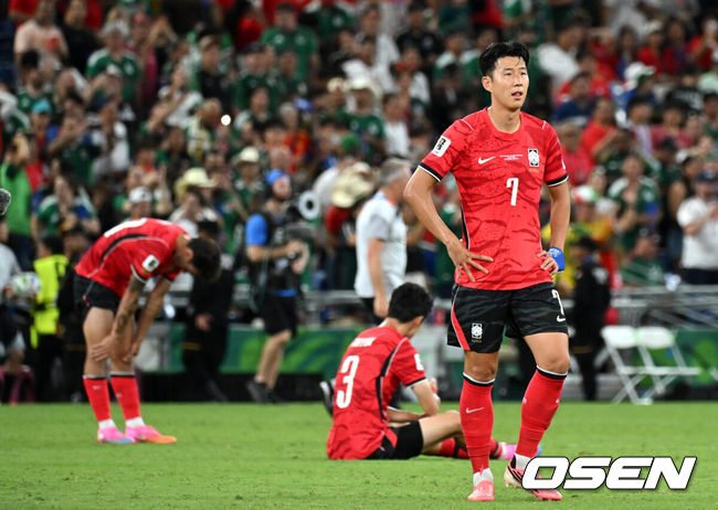 [OSEN=몬테레이(멕시코), 이대선 기자] 홍명보 감독이 이끄는 대한민국 축구대표팀은 25일(이하 한국시간) 오전 10시 멕시코 몬테레이 스타디움에서 개최된 2026 국제축구연맹(FIFA) 북중미 월드컵 조별리그 A조 최종전에서 남아프리카공화국에게 0-1 충격패를 당했다.&nbsp;1승2패가 된 한국은 A조 3위로 밀리며 32강 자력진출에 실패했다. 한국은 나머지 조들의 상황을 따져보고 32강에 진출할 가능성은 남아있다.경기 종료 후 대한민국 선수단이 패배에 아쉬워하고 있다. 2026.06.25 /sunday@osen.co.kr