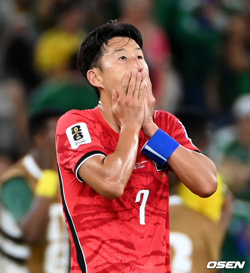 홍명보 감독이 이끄는 대한민국 축구대표팀은 25일(이하 한국시간) 오전 10시 멕시코 몬테레이 스타디움에서 개최된 2026 국제축구연맹(FIFA) 북중미 월드컵 조별리그 A조 최종전에서 남아프리카공화국에게 0-1 충격패를 당했다. 1승2패가 된 한국은 A조 3위로 밀리며 32강 자력진출에 실패했다. 한국은 나머지 조들의 상황을 따져보고 32강에 진출할 가능성은 남아있다.경기 종료 후 대한민국 손흥민이 패배에 아쉬워하고 있다. 2026.06.25 /sunday@osen.co.kr
