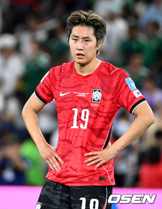 [OSEN=몬테레이(멕시코), 이대선 기자] 홍명보 감독이 이끄는 대한민국 축구대표팀은 25일(이하 한국시간) 오전 10시 멕시코 몬테레이 스타디움에서 개최된 2026 국제축구연맹(FIFA) 북중미 월드컵 조별리그 A조 최종전에서 남아프리카공화국에게 0-1 충격패를 당했다.&nbsp;1승2패가 된 한국은 A조 3위로 밀리며 32강 자력진출에 실패했다. 한국은 나머지 조들의 상황을 따져보고 32강에 진출할 가능성은 남아있다.경기 종료 후 대한민국 이강인이 패배에 아쉬워하고 있다. 2026.06.25 /sunday@osen.co.kr