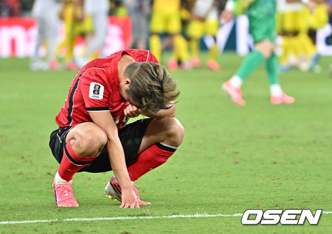 [OSEN=몬테레이(멕시코), 이대선 기자] 홍명보 감독이 이끄는 대한민국 축구대표팀은 25일(이하 한국시간) 오전 10시 멕시코 몬테레이 스타디움에서 개최된 2026 국제축구연맹(FIFA) 북중미 월드컵 조별리그 A조 최종전에서 남아프리카공화국에게 0-1 충격패를 당했다.&nbsp;1승2패가 된 한국은 A조 3위로 밀리며 32강 자력진출에 실패했다. 한국은 나머지 조들의 상황을 따져보고 32강에 진출할 가능성은 남아있다. 1승1무1패의 남아공이 2위로 32강 진출을 확정지었다.&nbsp;경기 종료 후 대한민국 이강인이 패배에 아쉬워하고 있다. 2026.06.25 /sunday@osen.co.kr