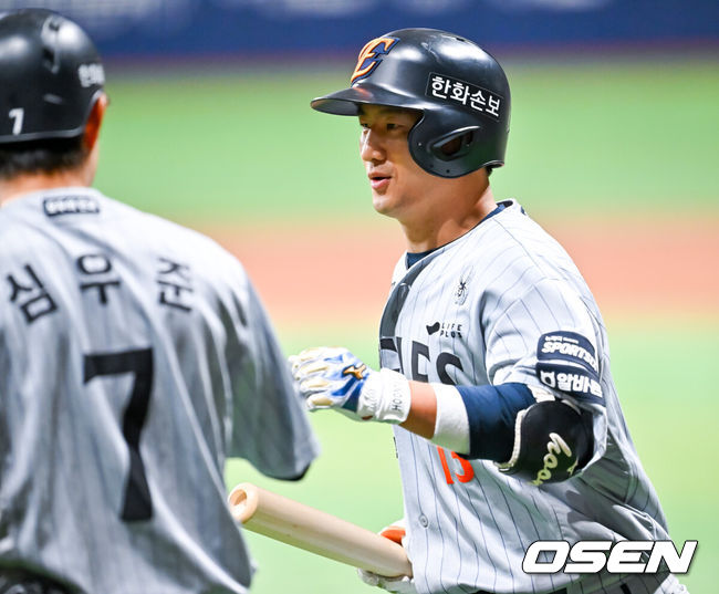 [OSEN=고척, 민경훈 기자] 12일 서울 고척 스카이돔에서 2026 신한 SOL KBO리그 키움 히어로즈와 한화 이글스의 경기가 열렸다.키움은 배동현, 한화는 류현진이 선발로 나섰다.1회초 1사 주자 1,3루 한화 최재훈이 좌익수 희생플라이로 1타점을 올리며 덕아웃으로 향하고 있다. 2026.05.12&nbsp;/ rumi@osen.co.kr