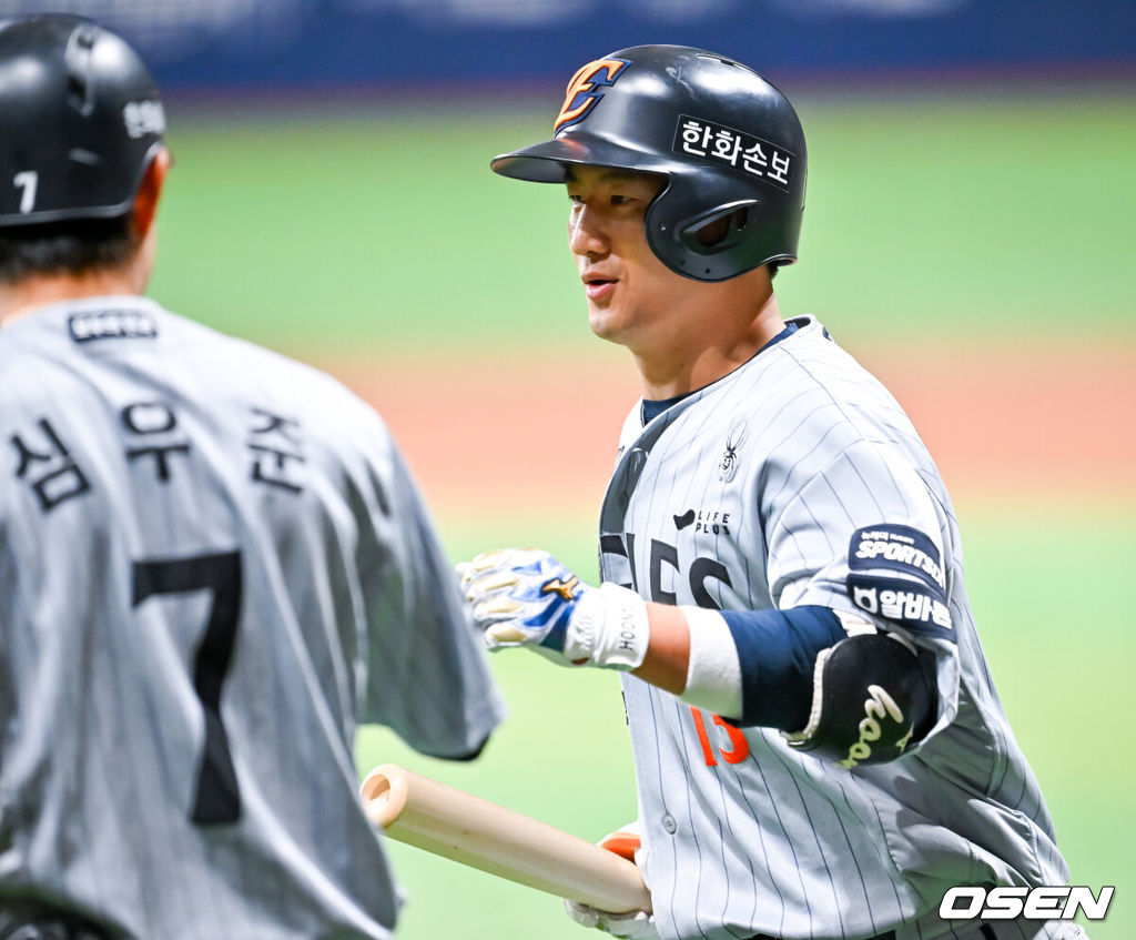 12일 서울 고척 스카이돔에서 2026 신한 SOL KBO리그 키움 히어로즈와 한화 이글스의 경기가 열렸다.키움은 배동현, 한화는 류현진이 선발로 나섰다.1회초 1사 주자 1,3루 한화 최재훈이 좌익수 희생플라이로 1타점을 올리며 덕아웃으로 향하고 있다. 2026.05.12 / rumi@osen.co.kr