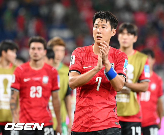 [OSEN=몬테레이(멕시코), 이대선 기자] 홍명보 감독이 이끄는 대한민국 축구대표팀은 25일(이하 한국시간) 오전 10시 멕시코 몬테레이 스타디움에서 개최된 2026 국제축구연맹(FIFA) 북중미 월드컵 조별리그 A조 최종전에서 남아프리카공화국에게 0-1 충격패를 당했다.&nbsp;1승2패가 된 한국은 A조 3위로 밀리며 32강 자력진출에 실패했다. 한국은 나머지 조들의 상황을 따져보고 32강에 진출할 가능성은 남아있다. 1승1무1패의 남아공이 2위로 32강 진출을 확정지었다.&nbsp;경기 종료 후 대한민국 손흥민이 관중석을 향해 인사를 하고 있다. 2026.06.25 /sunday@osen.co.kr