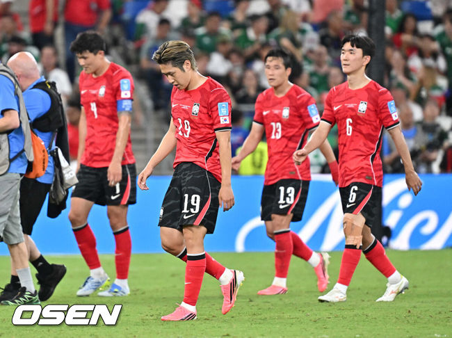 [OSEN=몬테레이(멕시코), 이대선 기자] 25일(한국시간) 멕시코 누에보레온주 과달루페의 몬테레이 스타디움에서 2026 국제축구연맹(FIFA) 북중미 월드컵 A조 조별리그 3차전 대한민국과 남아프리카공화국의 경기가 열렸다.현재 대한민국은 1승 1패(승점 3)로 조 2위에 올라 있다. 무승부만 거둬도 자력으로 32강 진출이 가능하다. 하지만 대표팀은 경우의 수보다 승리를 목표로 마지막 경기에 나선다.전반전 종류후 이강인이 아쉬운 표정을 짓고 있다.2026.06.25 /sunday@osen.co.kr