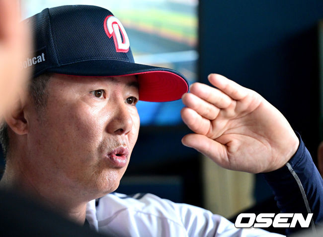 [OSEN=잠실, 최규한 기자] 28일 서울 잠실야구장에서 ‘2026 신한 SOL Bank KBO리그’ 두산 베어스와 KIA 타이거즈의 경기가 열린다.홈팀 두산은 최승용, 방문팀 KIA는 김태형을 선발로 내세운다.경기를 앞두고 두산 김원형 감독이 취재진과 질의응답 시간을 갖고 있다. 2026.06.28 / dreamer@osen.co.kr