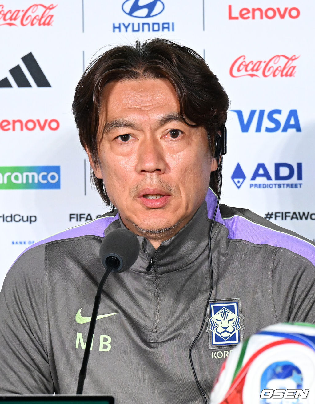 18일(한국시각) 멕시코 멕시코 과달라하라의 에스타디오 과달라하라에서 대한민국 축구국가대표팀 공식 기자회견이 진행됐다.대표팀은 19일 오전 10시(한국시간) 개최국 멕시코를 상대로 A조 조별리그 2차전을 갖는다.홍명보 감독이 질문에 답을 하고 있다. 2026.06.18 /sunday@osen.co.kr