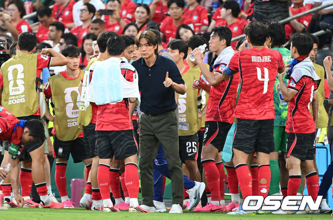 [OSEN=몬테레이(멕시코), 이대선 기자] 25일(한국시간) 멕시코 누에보레온주 과달루페의 몬테레이 스타디움에서 2026 국제축구연맹(FIFA) 북중미 월드컵 A조 조별리그 3차전 대한민국과 남아프리카공화국의 경기가 열렸다.현재 대한민국은 1승 1패(승점 3)로 조 2위에 올라 있다. 무승부만 거둬도 자력으로 32강 진출이 가능하다. 하지만 대표팀은 경우의 수보다 승리를 목표로 마지막 경기에 나선다.손흥민이 하이드레이션 타임에 후배들을 맞이 하고 있다.2026.06.25 /sunday@osen.co.kr