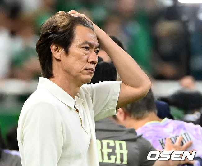 [OSEN=과달라하라(멕시코), 이대선 기자] 홍명보 감독이 이끄는 대한민국 축구대표팀은 19일 오전 10시(이하 한국시간) 멕시코 과달라하라의 에스타디오 과달라하라에서 열린 2026 국제축구연맹(FIFA) 북중미 월드컵 조별리그 A조 2차전에서 멕시코에 0-1로 패했다.이로써 한국은 1승 1패, 승점 3으로 멕시코(승점 6)에 이어 조 2위가 됐다. 체코와 남아프리카공화국이 나란히 승점 1에 머물러 있는 만큼 한국은 남아공과 최종전에서 무승부만 거둬도 조 2위를 확보할 수 있다.경기 종료 후 대한민국 홍명보 감독이 아쉬워하고 있다. 2026.06.19 /sunday@osen.co.kr