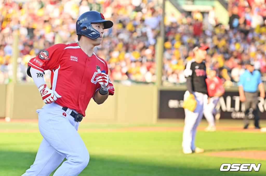 28일 부산 사직야구장에서 2026 신한 SOL KBO 리그 롯데 자이언츠와 LG 트윈스의 경기가 열렸다. 홈팀 롯데는 비슬리가, 방문팀 LG는 장현식이 선발 출전했다.롯데 자이언츠 고승민이 3회말 2사 만루 우월 만루 홈런을 치고 그라운드를 돌고 있다. 2026.06.28 / foto0307@osen.co.kr