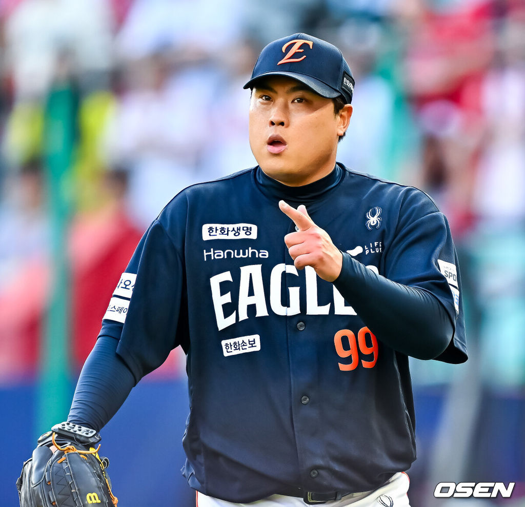 28일 인천 SSG랜더스필드에서 ‘2026 신한 SOL Bank KBO리그’ SSG 랜더스와 한화 이글스의 경기가 열렸다.이날 SSG는 최민준, 한화는 류현진을 선발로 내세웠다.6회말을 마친 한화 선발 류현진이 사인을 보내고 있다. 2026.06.28 / rumi@osen.co.kr