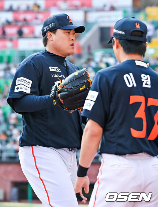 [OSEN=인천, 민경훈 기자] 28일 인천 SSG랜더스필드에서 ‘2026 신한 SOL Bank KBO리그’ SSG 랜더스와 한화 이글스의 경기가 열렸다.이날 SSG는 최민준, 한화는 류현진을 선발로 내세웠다.2회말을 마친 한화 선발 류현진이 덕아웃으로 향하며 하이파이브를 하고 있다. 2026.06.28 / rumi@osen.co.kr